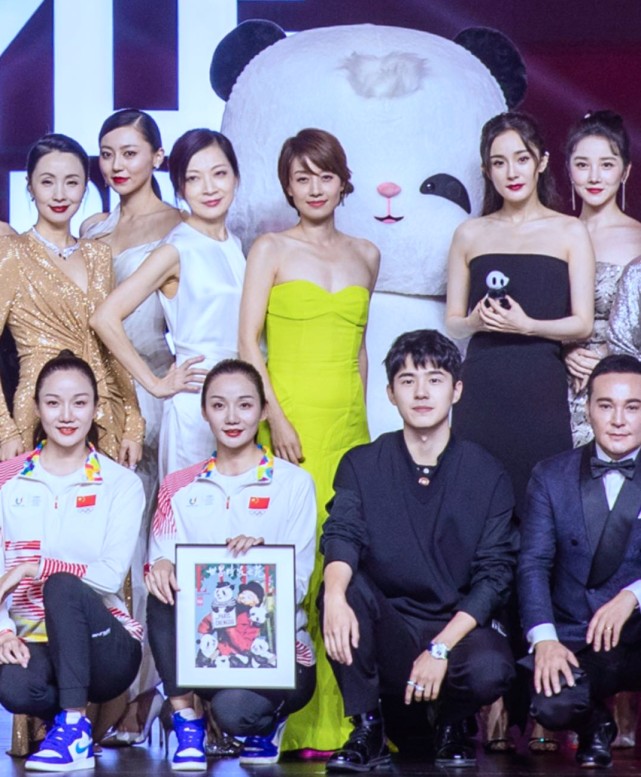 30多位明星大合影杨幂马伊琍咖位高细节能看出艺人交际能力