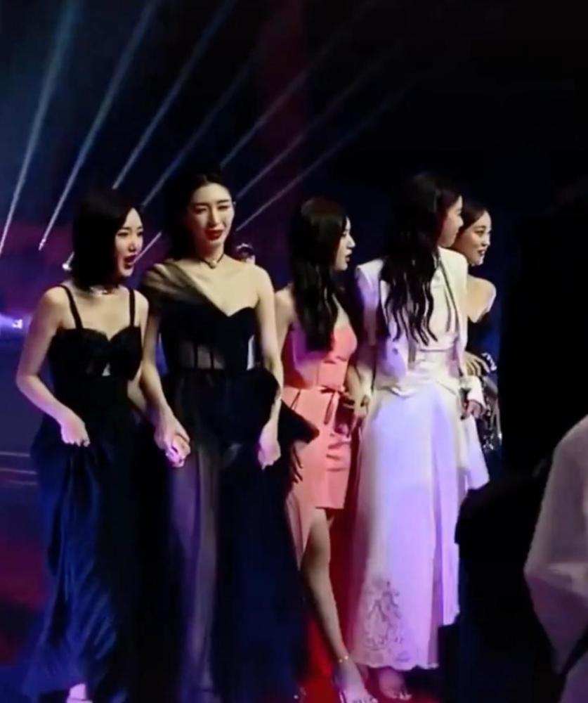 唐嫣|半个娱乐圈女星同场比美！唐嫣陶虹拔得头筹？张雪迎疑撞衫范冰冰