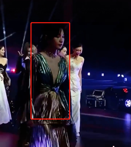 唐嫣|半个娱乐圈女星同场比美！唐嫣陶虹拔得头筹？张雪迎疑撞衫范冰冰