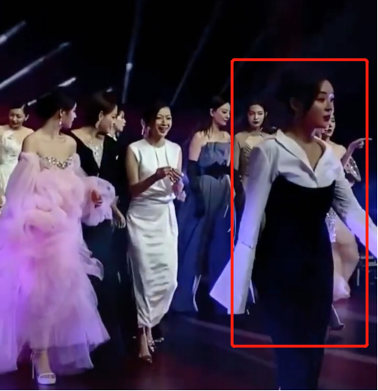 唐嫣|半个娱乐圈女星同场比美！唐嫣陶虹拔得头筹？张雪迎疑撞衫范冰冰