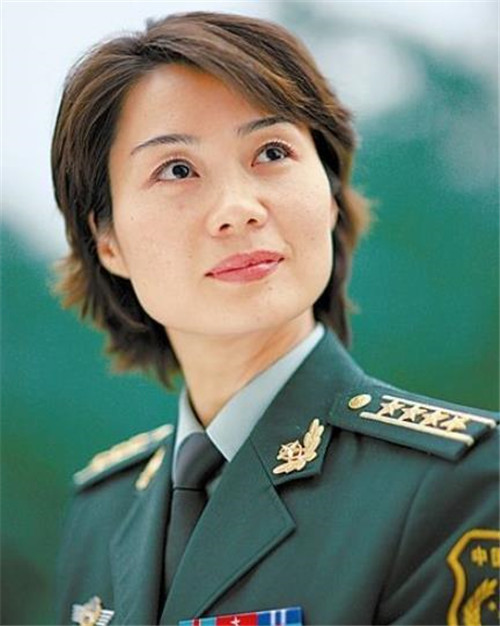 中国第一警花:训练20年得奖无数,现已成大校警衔,却嫁了个保安