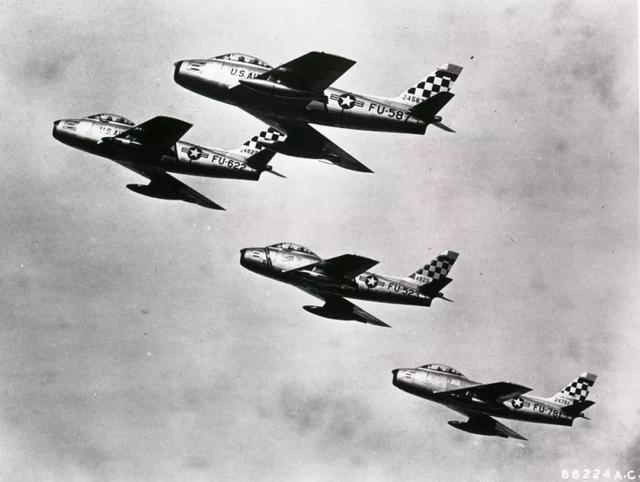 虽然可能因为拍摄时间仓促的缘故,电影中美军飞机和高炮数量都有所