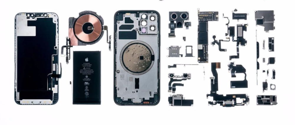 iphone 12 与 iphone 12 pro 从机身大小到屏幕尺寸都是一样的,外观