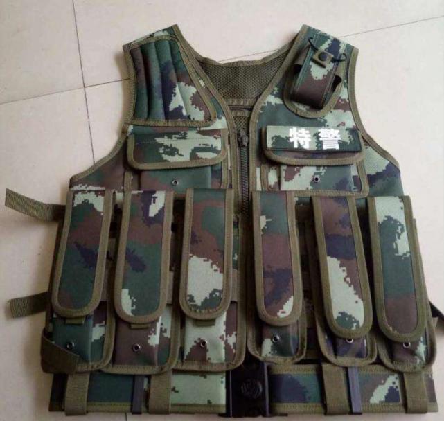 如今我国主要生产的型号为04b防弹背心,该型号经常与我国的95型,06型