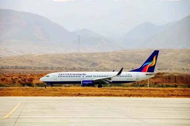 由乌鲁木齐航空公司执飞的郑州飞往石河子航班,安全抵达石河子机场