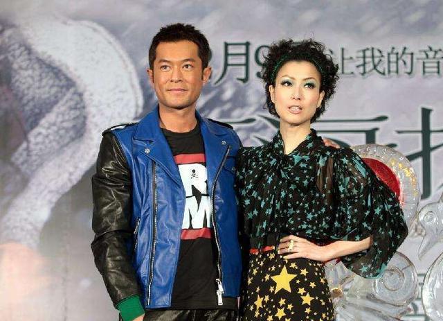 郑秀文杜琪峰晒合照为古天乐补过50大寿,古仔对镜微笑害羞腼腆