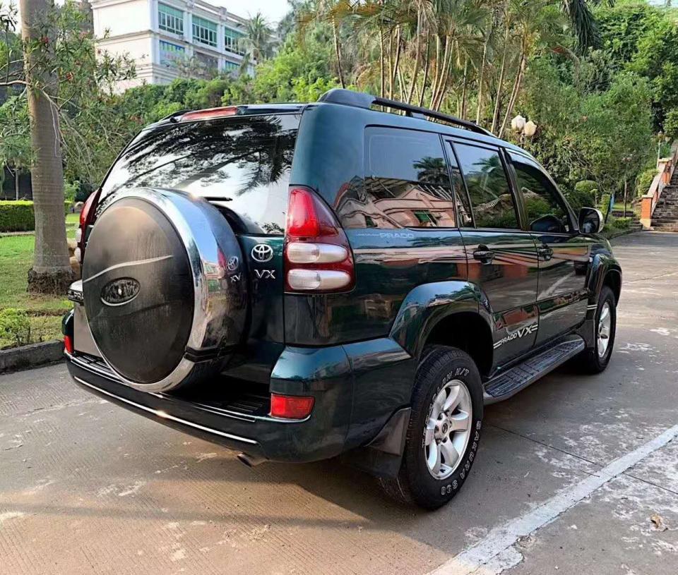 08年霸道4000售价9万,给人非常强的压迫感,显得前脸更加的霸气