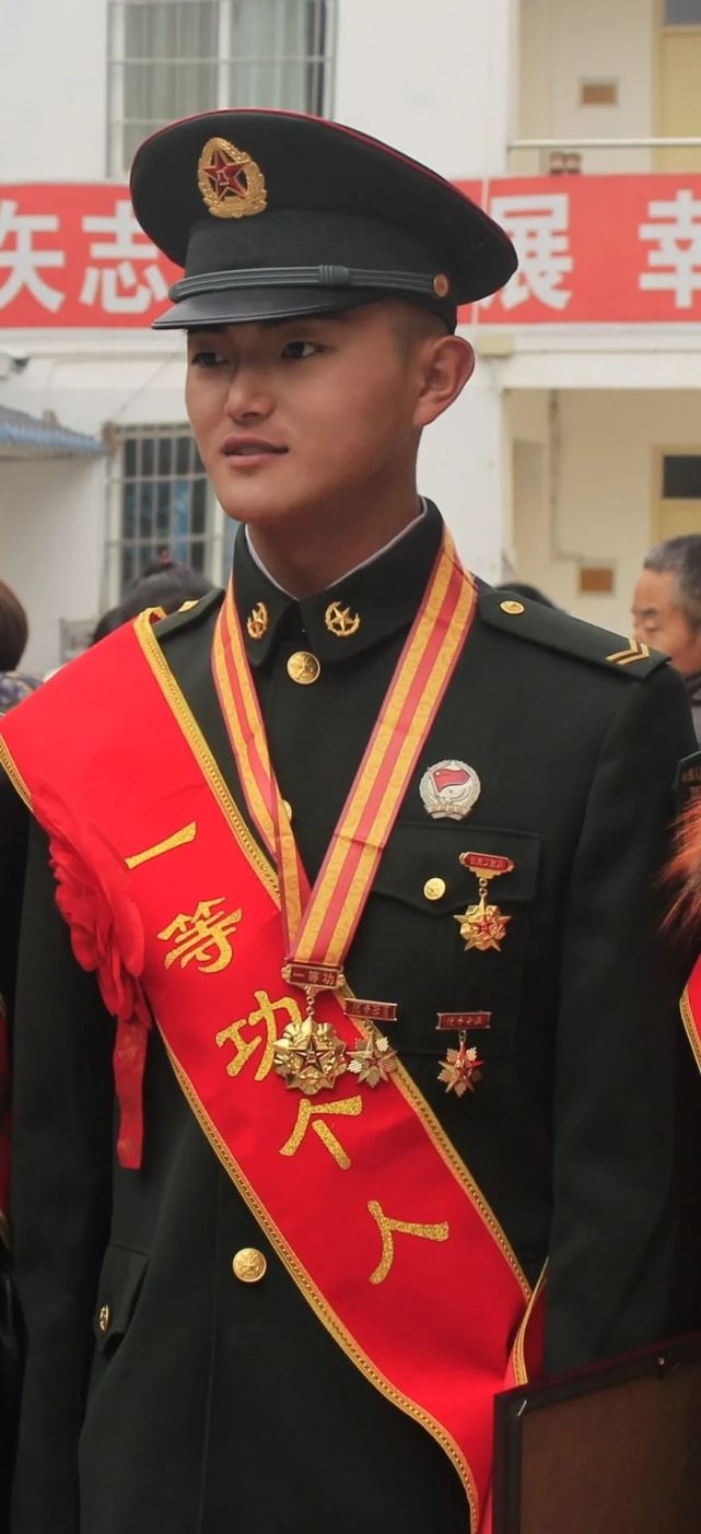 立一等功的义务兵,退伍了_腾讯新闻