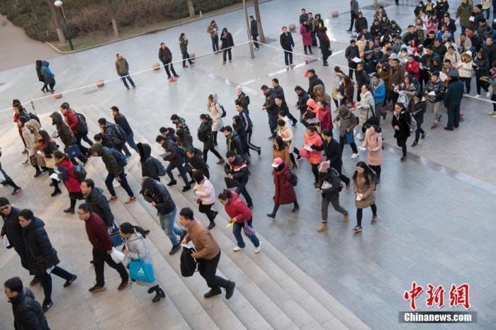 儿子想大过老子——欧盟波兰的司法之争四个人玩跷跷板看图写话