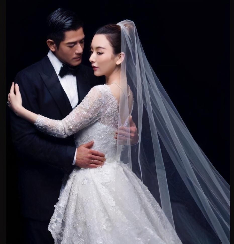 郭富城|郭富城晒一家四口合照庆55岁生日，方媛及两女儿嘟嘴献吻