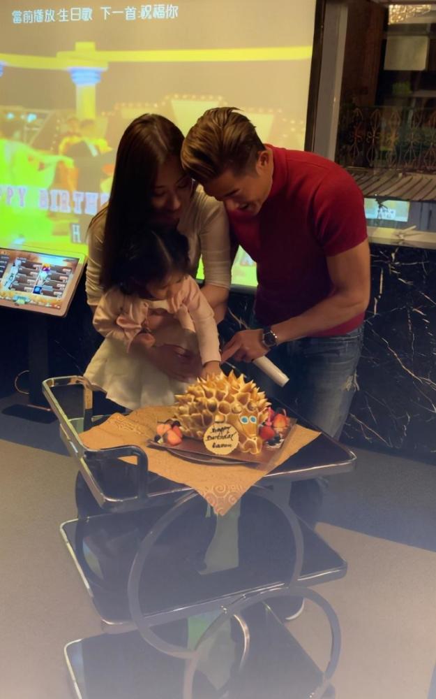 郭富城|郭富城晒一家四口合照庆55岁生日，方媛及两女儿嘟嘴献吻