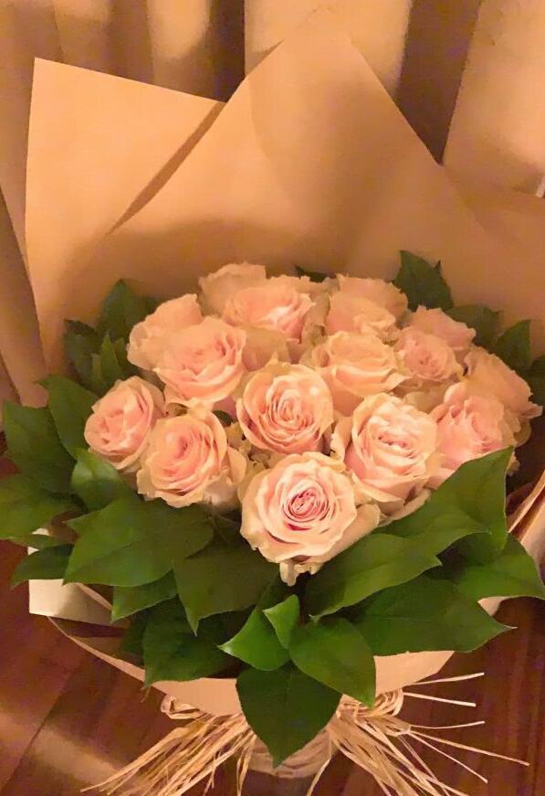 郭富城|郭富城晒一家四口合照庆55岁生日，方媛及两女儿嘟嘴献吻