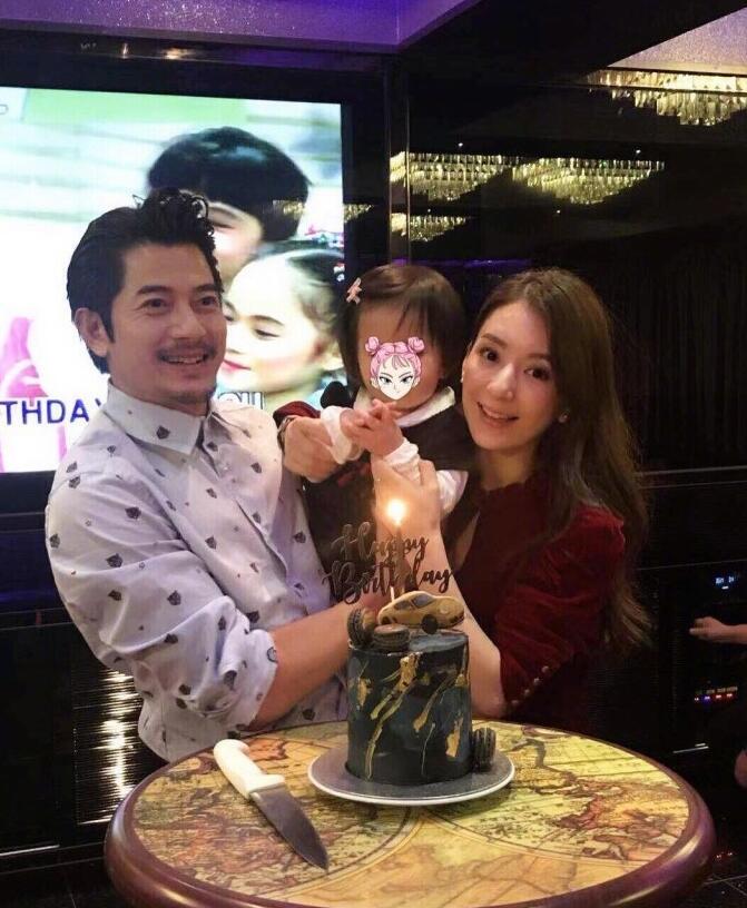 郭富城|郭富城晒一家四口合照庆55岁生日，方媛及两女儿嘟嘴献吻