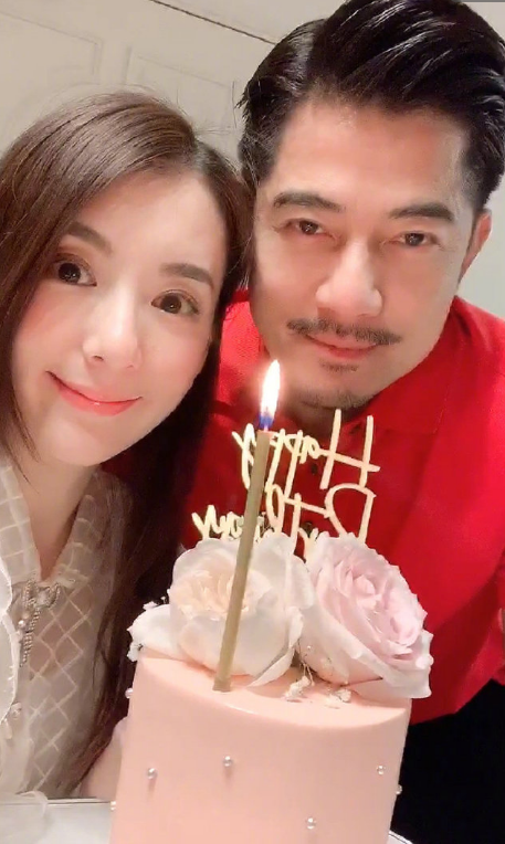 郭富城|郭富城晒一家四口合照庆55岁生日，方媛及两女儿嘟嘴献吻