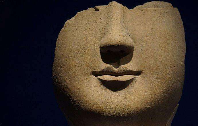 国宝|佛像只剩半边脸，光洁如玉微笑如常，出土后即被定为国宝