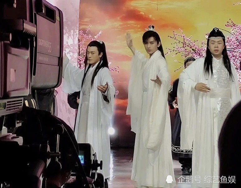 成毅|成毅穿司凤戏服录快本，陈芊芊司凤同台？首次搭档赵露思，粉丝强势应援