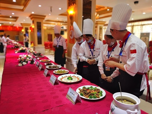 60名厨师比拼厨艺,"墨江杯"粤菜师傅技能工匠竞赛火热开赛_腾讯新闻