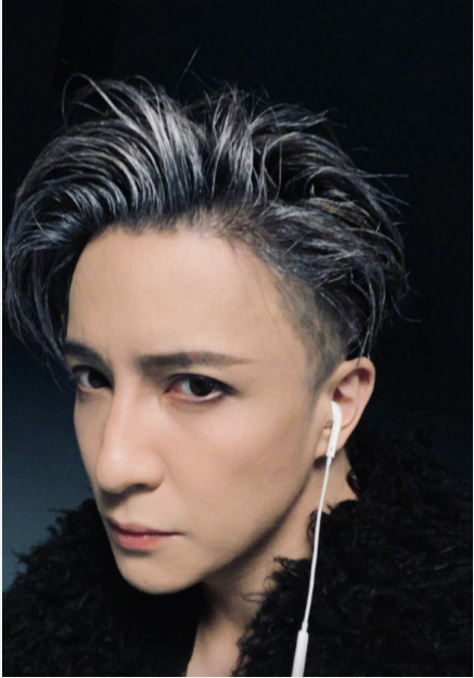 薛之谦晒美照银发搭配刀锋眉毛评论区2万人炸评直呼好帅气