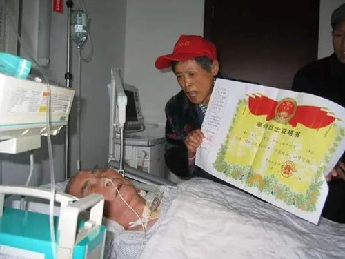 李景春|北京女子收拾养父遗物，意外找到一封血书，才知亲生父母是大英雄