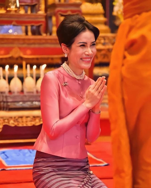 泰国诗妮娜贵妃穿樱花粉裹身裙亮相,珍珠项链贵气,时尚感赢苏提达王后
