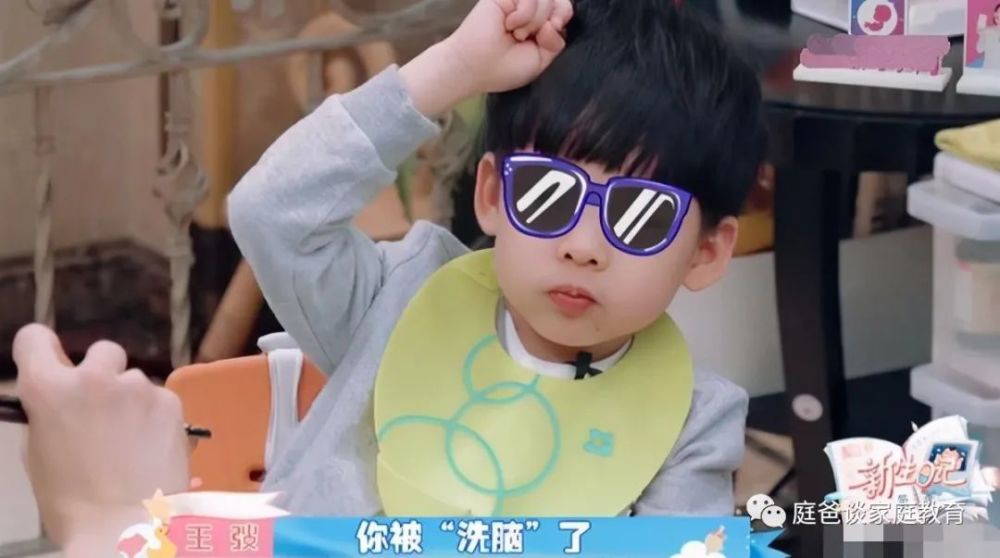 当爸爸王弢拿零食逗儿子时,馋得不行的赳赳口水直流,却不敢接受