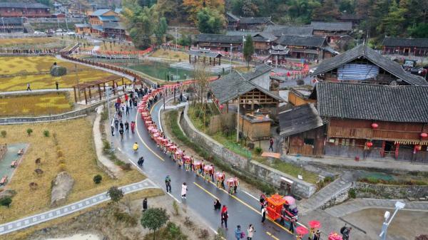 這是10月26日在湖南省邵陽市隆回縣虎形山瑤族鄉崇木凼村拍攝的集體