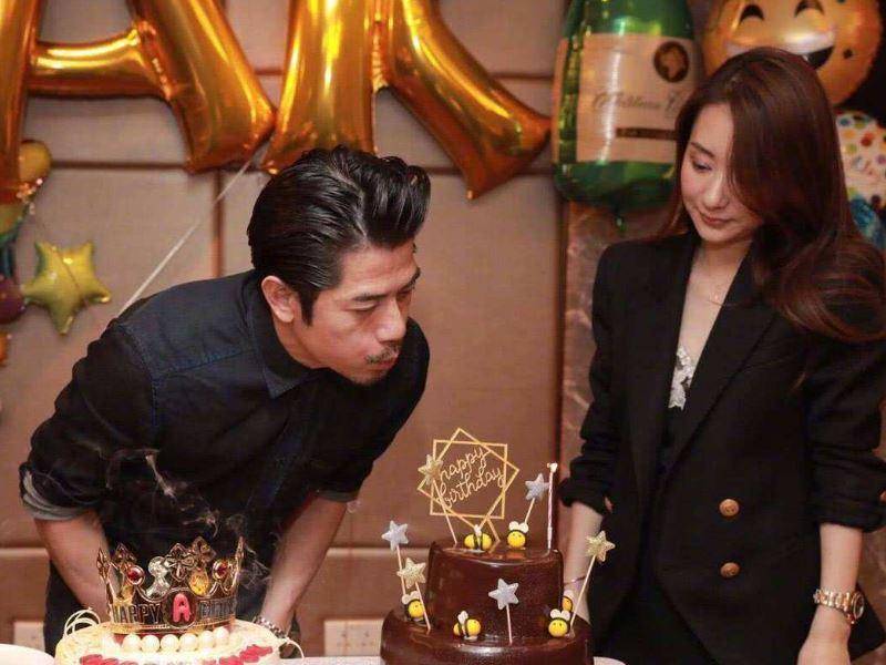 郭富城|超幸福！郭富城55岁生日，方媛带俩女儿亲爸爸，一家四口好有爱