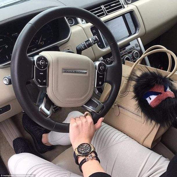 酒吧门口开豪车的男人和倒在车里的女人们