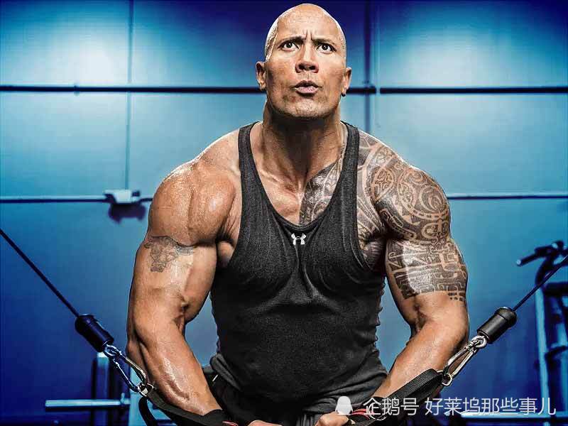 真硬汉道恩强森训练中受伤挂彩竟然用手蘸血品尝滋味儿