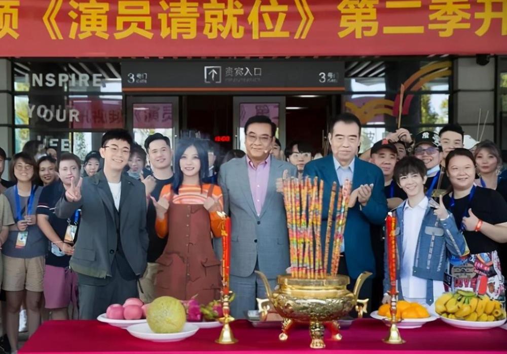 郭敬明|史上最“黑红”郭敬明身高常被嘲，你笑人家矮，人家笑过你穷吗？