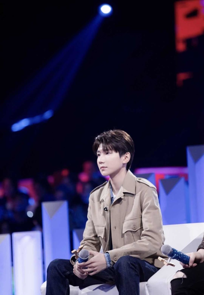 王源|王源全开麦，《我们的歌》温柔嗓音唱《可乐》，与陈小春叱咤风云