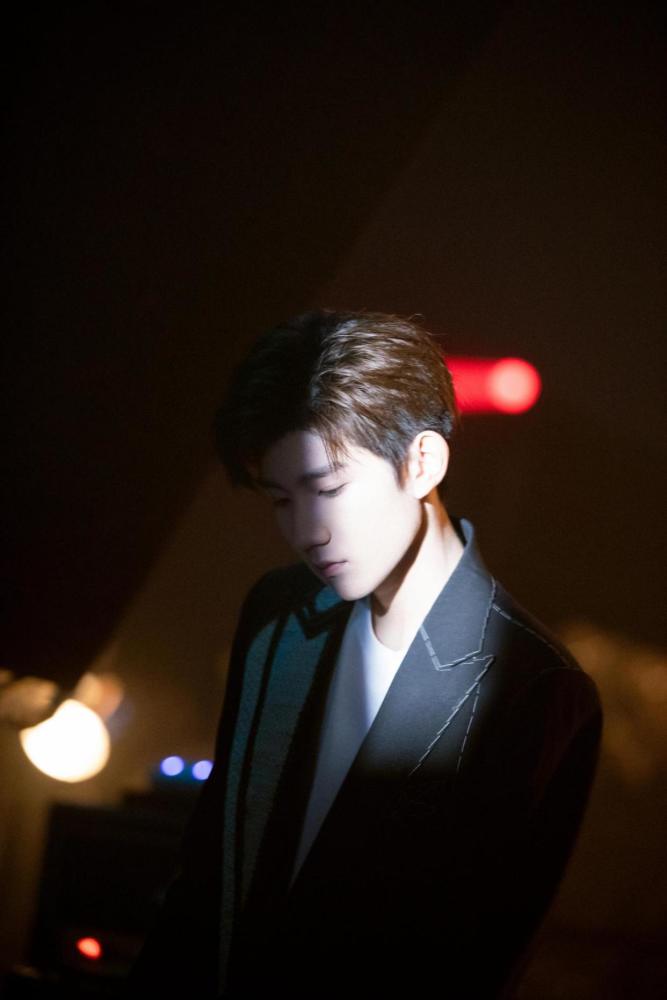 王源|王源全开麦，《我们的歌》温柔嗓音唱《可乐》，与陈小春叱咤风云