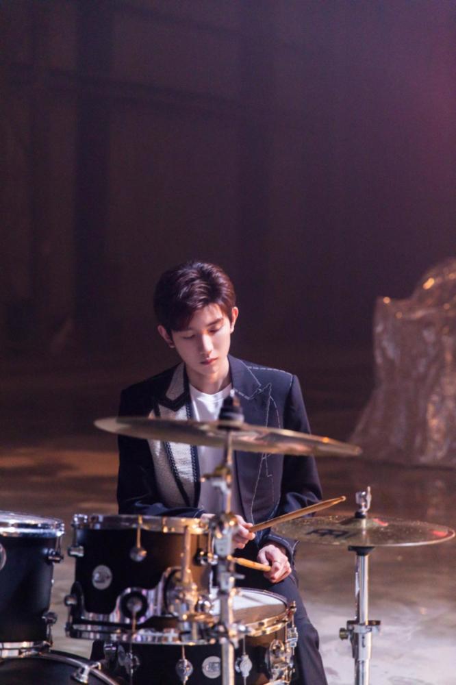 王源|王源全开麦，《我们的歌》温柔嗓音唱《可乐》，与陈小春叱咤风云