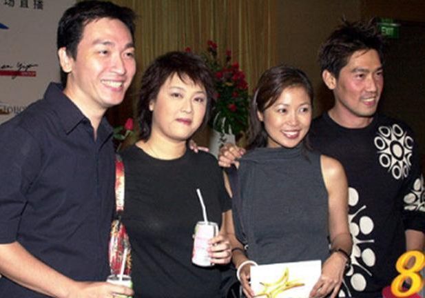 出道28年居然零绯闻,和漂亮老婆恩爱携手27年,今53