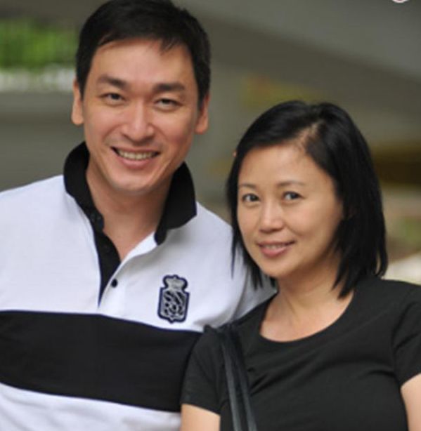 出道28年居然零绯闻,和漂亮老婆恩爱携手27年,今53