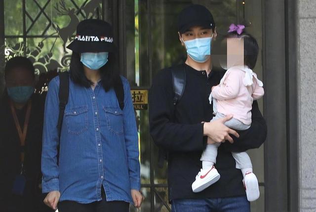 赵又廷|赵又廷爸爸大方谈孙女，Rhea抓周拿麦克风，会叫爷爷奶奶，五官像爸爸