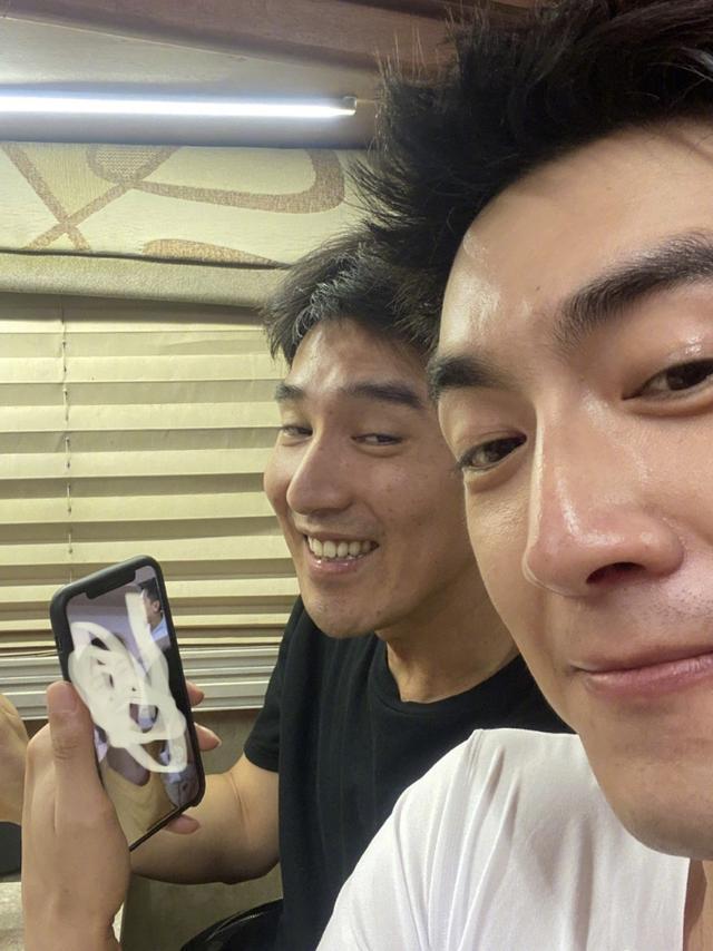 赵又廷|赵又廷爸爸大方谈孙女，Rhea抓周拿麦克风，会叫爷爷奶奶，五官像爸爸