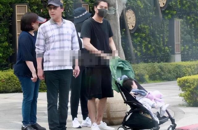 赵又廷|赵又廷爸爸大方谈孙女，Rhea抓周拿麦克风，会叫爷爷奶奶，五官像爸爸