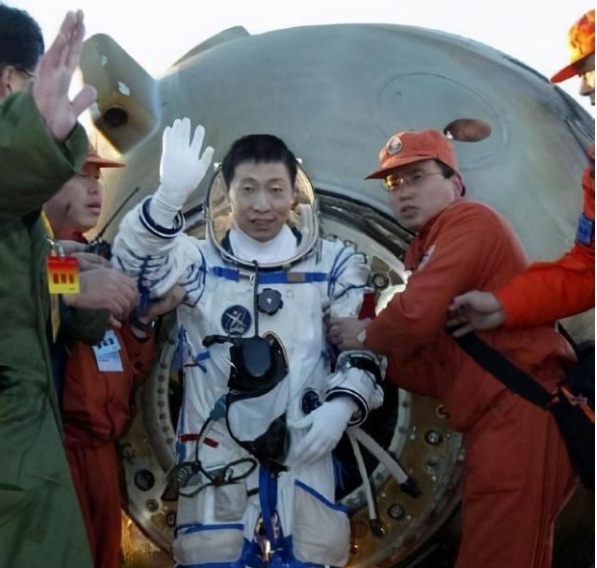 杨利伟|痛心！濒死26秒返航的背后，是2岁女儿的去世和妻子的离职