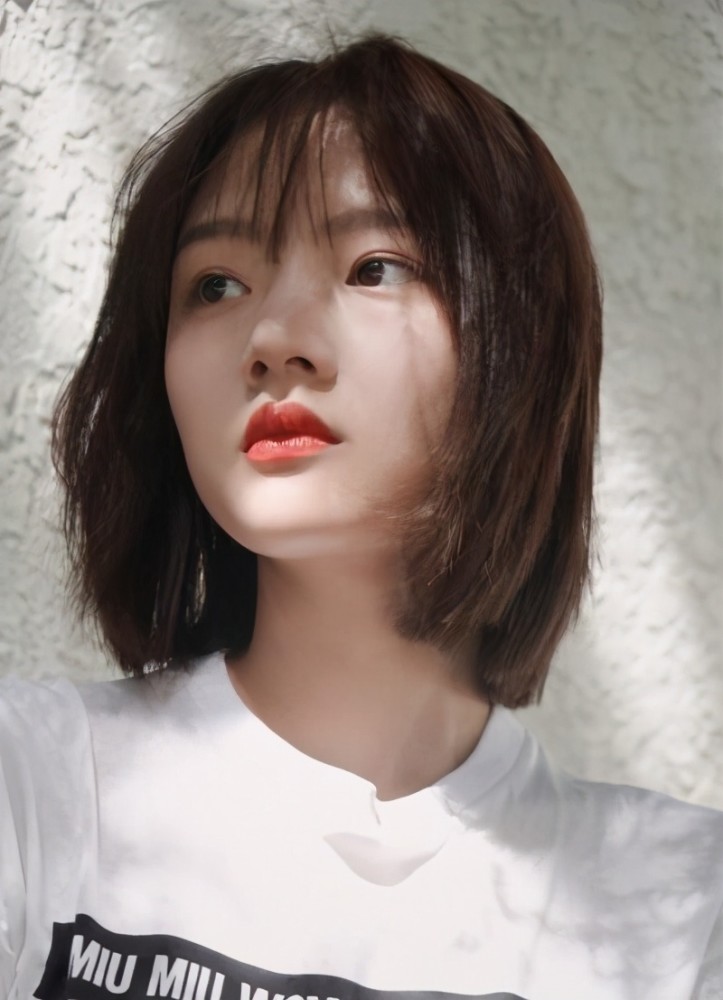 楚楚可怜的易遥扮演者任敏,长相高级,演起戏来颇具灵气