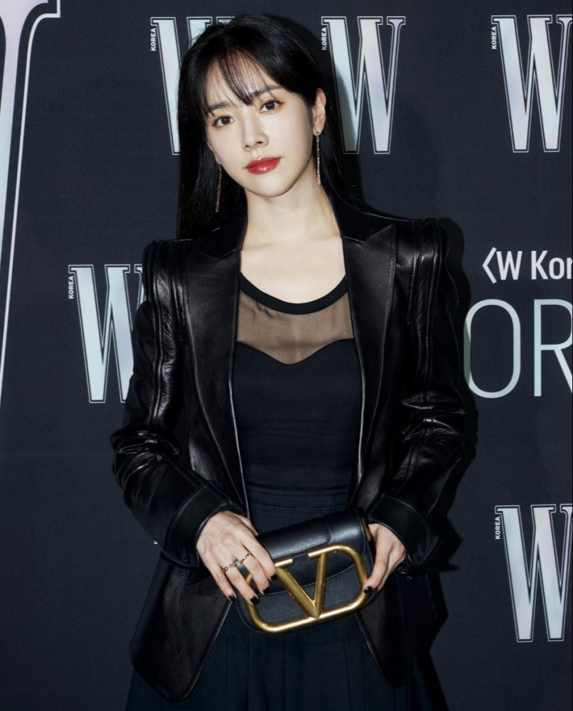 朴敏英参加的wkorea红毯更新中