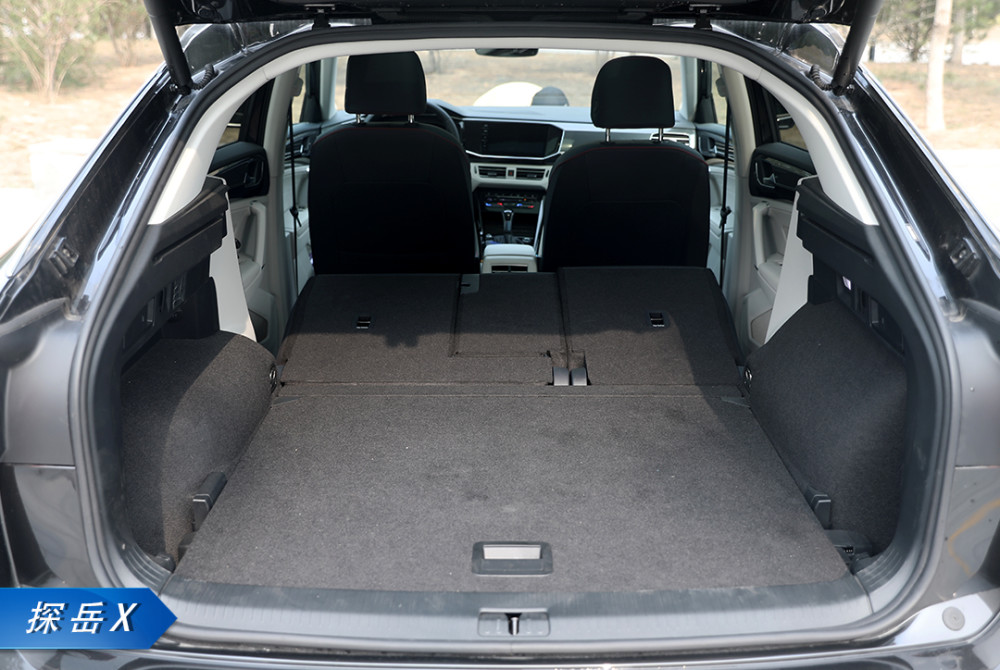 常规状态下,后备厢内部容积为525l,后排座椅支持比例放倒,可进一步