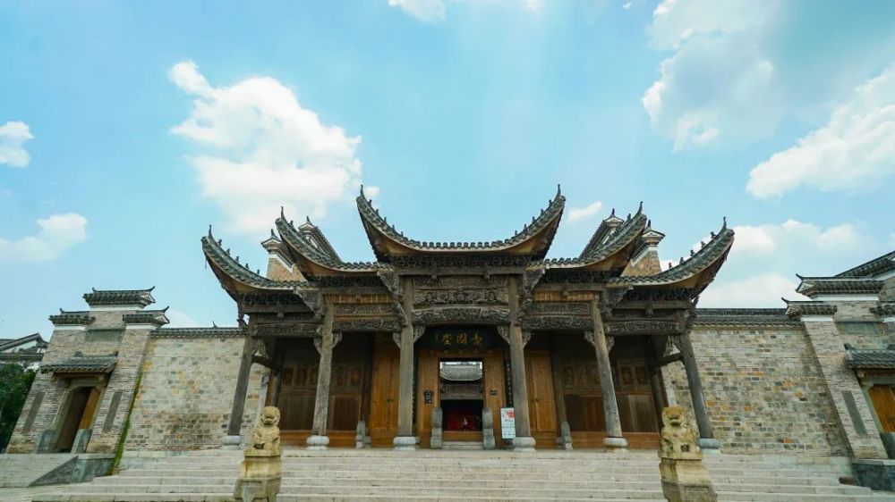 来到梨园堂,不妨忘却城市生活的喧嚣,感受一次古人的闲情逸致.