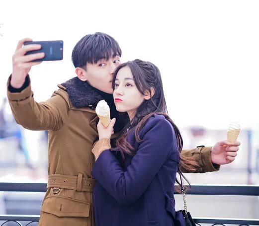 邓伦和杨幂上热搜曾与美腿姑娘金晨恋爱女方被雪藏时两人分手