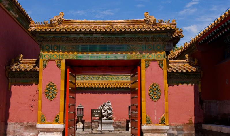 92年故宫墙上神秘的宫女仅出现了5秒留下一张照片后便消失