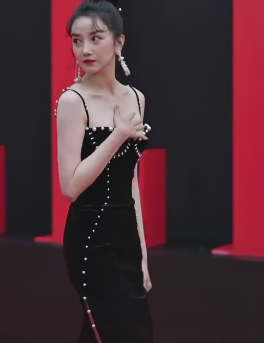 陈小纭紧捂着胸口镜头抓拍时立刻放下这一字锁骨绝美