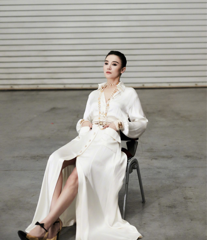 有种"女人味"叫宋佳,穿高开衩衬衫裙又a又御姐,美得够致命