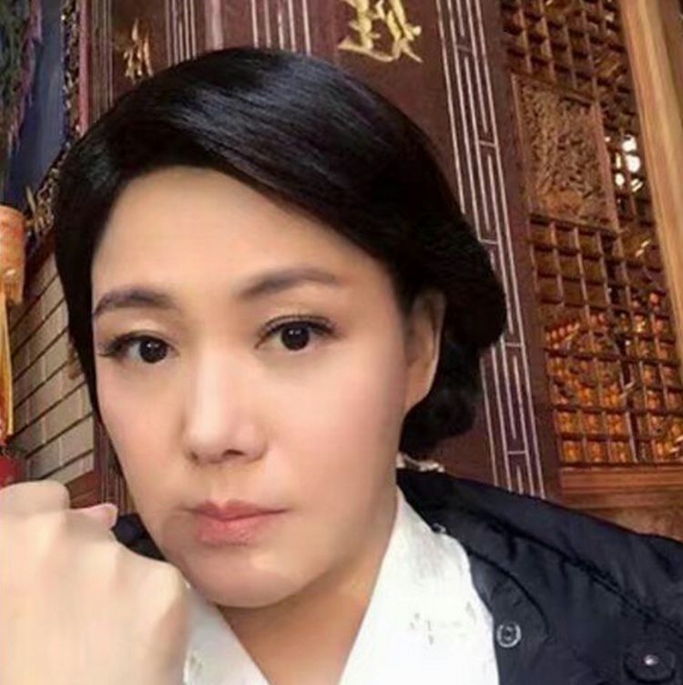 她一生未嫁,却因拍戏过度劳累死亡,死后家属捐献了遗体