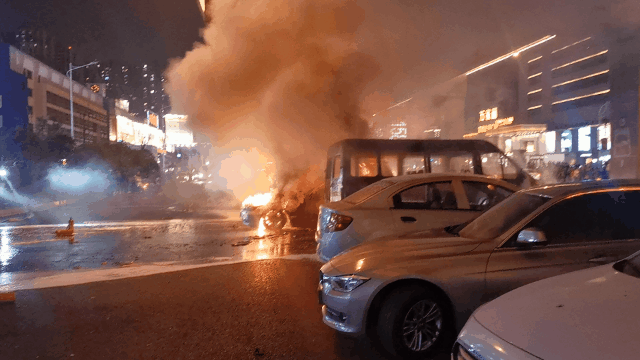 2020年10月27日消息,日前,湖南长沙市芙蓉区发生一起汽车自燃事故,在