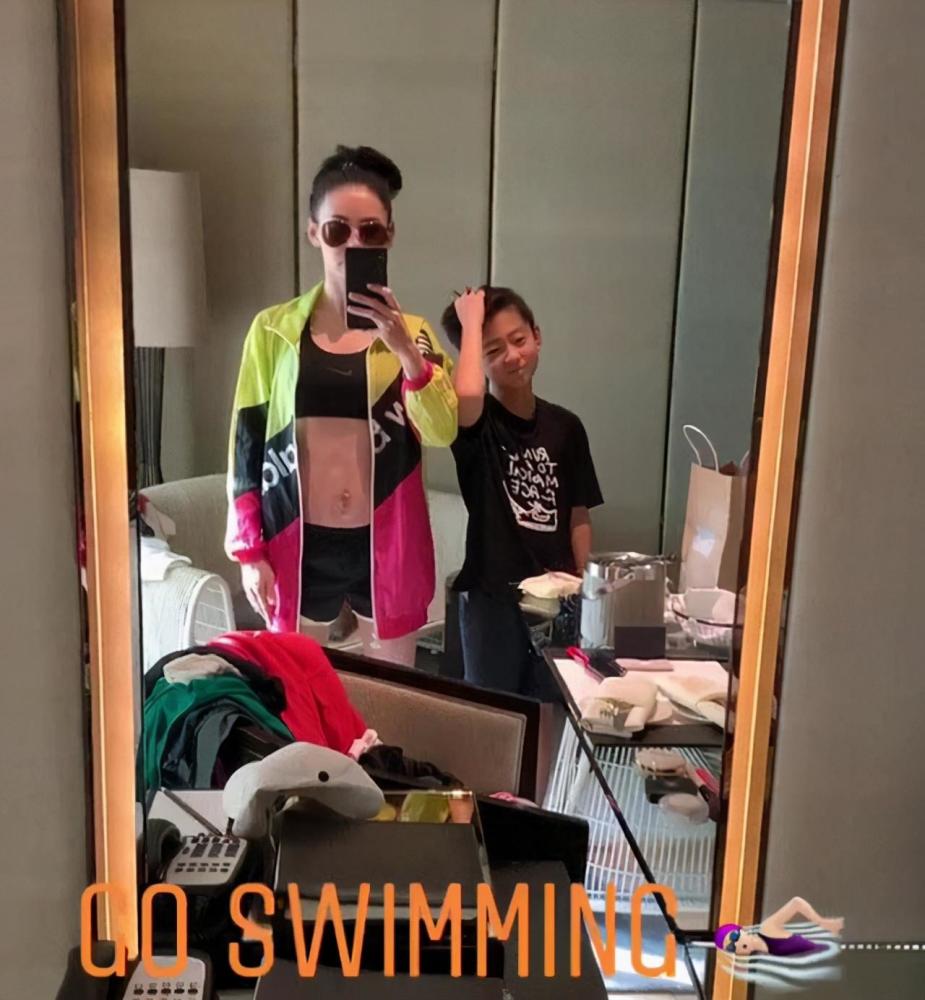 张柏芝|张柏芝意外受伤持拐杖看医生，公开包扎照，笑称是儿子送的礼物